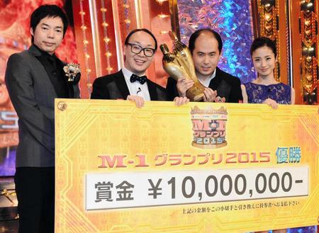 　敗者復活からＭ－１を制したトレンディエンジェルの斎藤司（中央右）とたかし（中央左）。右は上戸彩、左は今田耕司＝テレビ朝日