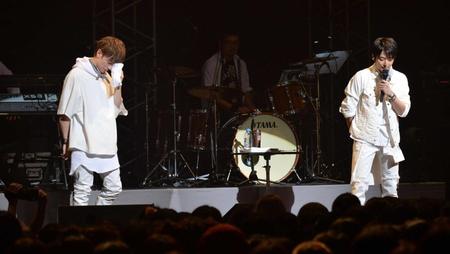 　ファンにＷａＴ解散を告げた後、感極まるウエンツ瑛士（左）と小池徹平＝品川ステラボール