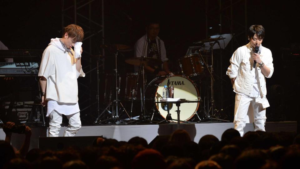 　ファンにＷａＴ解散を告げた後、感極まるウエンツ瑛士（左）と小池徹平＝品川ステラボール