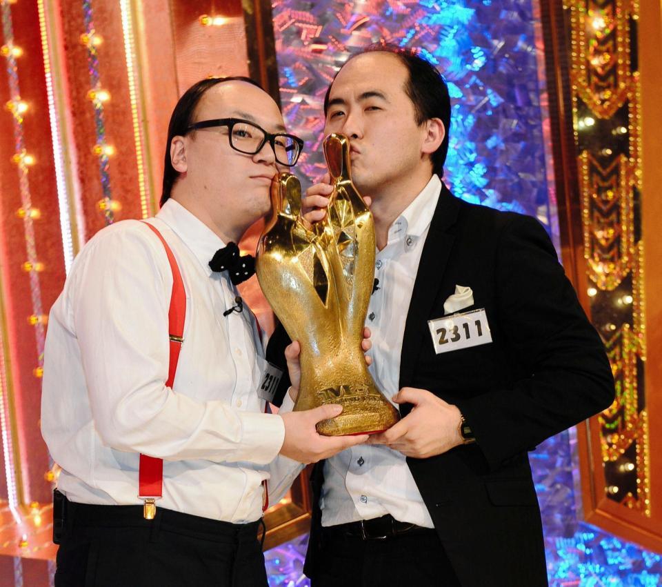 敗者復活からＭ１グランプリ２０１５を制し優勝トロフィーにキスをするトレンディエンジェルの斎藤司（右）とたかし＝テレビ朝日（撮影・三好信也）