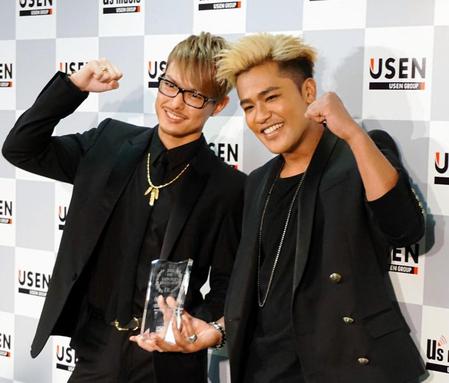 授賞式に登場した三代目Ｊ　Ｓｏｕｌ　ＢｒｏｔｈｅｒｓのＥＬＬＹ（右）と今市隆二＝ＵＳＥＮ本社