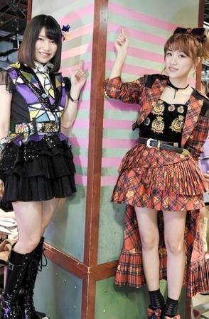 劇場の柱にテープを張る高橋みなみ（右）と横山由依 