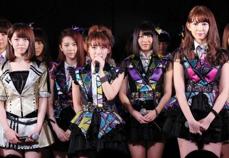 １０周年記念公演であいさつする高橋みなみ（中央）