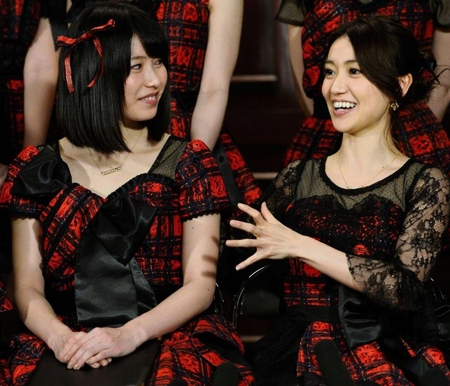 総監督に就任した横山由依（左）にエールを送る大島優子＝ＡＫＢ４８劇場（撮影・棚橋慶太）