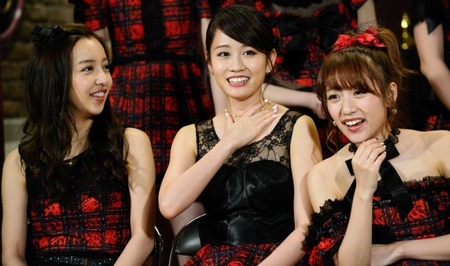 笑顔で会見する（左から）板野友美、前田敦子、高橋みなみ＝ＡＫＢ４８劇場（撮影・棚橋慶太）