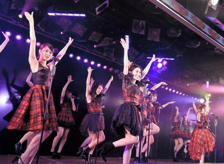 会場を盛り上げる（左から）前田敦子、大島優子らＯＢ＝ＡＫＢ４８劇場（提供写真）