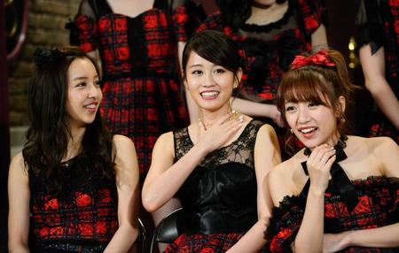 笑顔で会見する（左から）板野友美、前田敦子、高橋みなみ＝ＡＫＢ４８劇場（撮影・棚橋慶太）