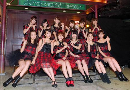 カメラに向かってポーズする（前列左から）板野友美、前田敦子、高橋みなみ、横山由依、大島優子、篠田麻里子（後列左から）柏木由紀、渡辺麻友、小嶋陽菜、峯岸みなみ、指原莉乃、宮澤佐江＝ＡＫＢ４８劇場（撮影・棚橋慶太）