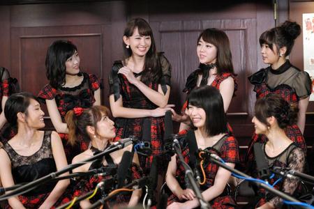 珍回答をメンバーに突っ込まれ笑顔の小嶋陽菜＝ＡＫＢ４８劇場（撮影・棚橋慶太）