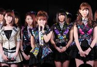 １０周年記念公演であいさつする高橋みなみ（中央）