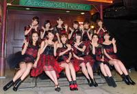 カメラに向かってポーズする（前列左から）板野友美、前田敦子、高橋みなみ、横山由依、大島優子、篠田麻里子（後列左から）柏木由紀、渡辺麻友、小嶋陽菜、峯岸みなみ、指原莉乃、宮澤佐江＝ＡＫＢ４８劇場（撮影・棚橋慶太）