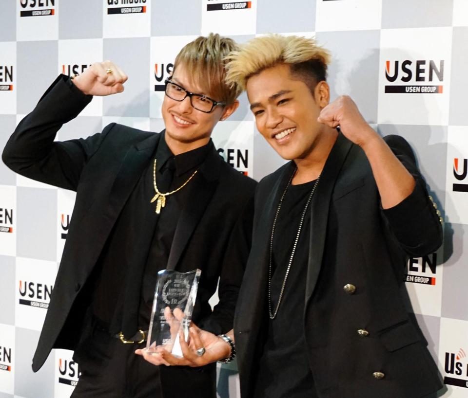 授賞式に登場した三代目Ｊ　Ｓｏｕｌ　ＢｒｏｔｈｅｒｓのＥＬＬＹ（右）と今市隆二＝ＵＳＥＮ本社