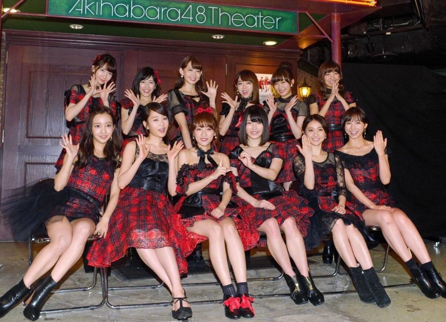 カメラに向かってポーズする（前列左から）板野友美、前田敦子、高橋みなみ、横山由依、大島優子、篠田麻里子（後列左から）柏木由紀、渡辺麻友、小嶋陽菜、峯岸みなみ、指原莉乃、宮澤佐江＝ＡＫＢ４８劇場（撮影・棚橋慶太）