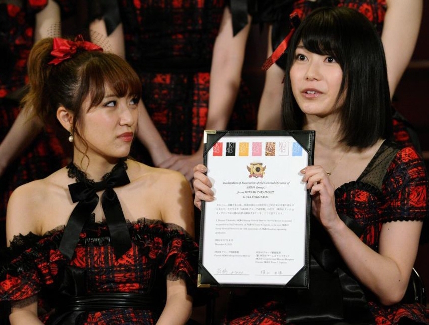 総監督交代の調印書を披露する横山由依（左は高橋みなみ）＝ＡＫＢ４８劇場（撮影・棚橋慶太）