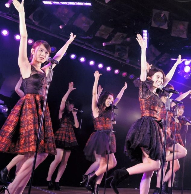 会場を盛り上げる（左から）前田敦子、大島優子らＯＢ＝ＡＫＢ４８劇場（提供写真）