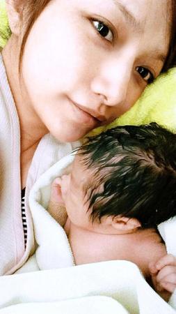 　生まれたばかりの長女との写真を公開した後藤真希（オフィシャルブログより）