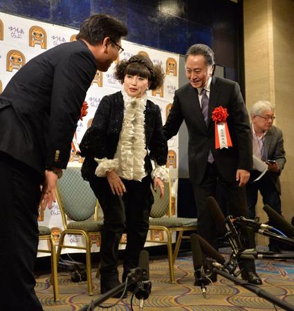 取材が終わり席を立つ黒柳徹子＝ホテルニューオータニ（撮影・田村亮介）