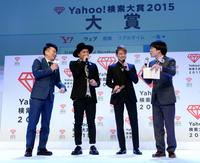 大賞に輝いた三代目　Ｊ　Ｓｏｕｌ　Ｂｒｏｔｈｅｒｓの登坂広臣（中央左）と今市隆二（右隣）。左は特別ゲストＭＣの雨上がり決死隊・宮迫博之。右は蛍原徹＝東京・虎ノ門ヒルズ（撮影・開出牧）