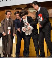 ゆうもあ大賞のトロフィーを落としそうになる黒柳徹子（右から２番目）＝ホテルニューオータニ（撮影・田村亮介）