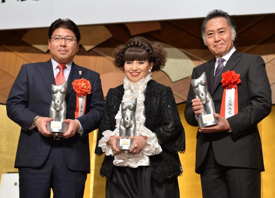 ゆうもあ大賞を受賞した（左から）ヤクルト・真中満監督、黒柳徹子、北大路欣也＝ホテルニューオータニ（撮影・田村亮介）