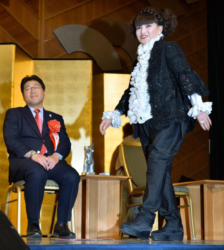 元気に歩いて登場した黒柳徹子＝ホテルニューオータニ（撮影・田村亮介）