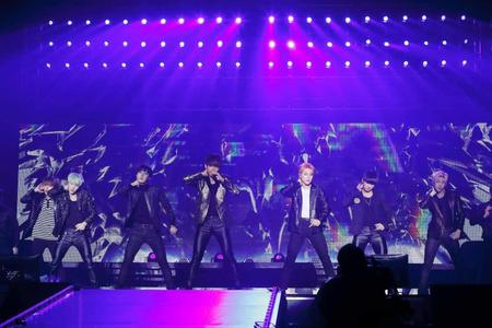 熱唱する防弾少年団