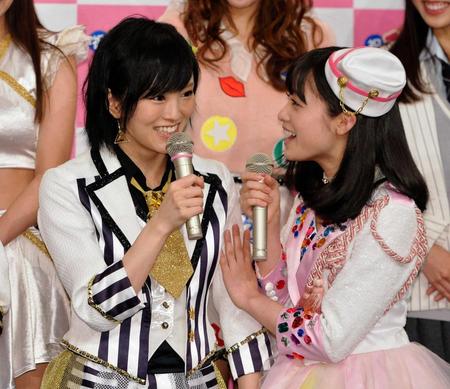 ライブ中に歯が欠けたことを明かしたＮＭＢ４８の山本彩（左。右は橋本環奈）＝撮影・出月俊成