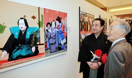 　数々の力作を鑑賞する中村雁治郎（左）と宮崎秀吉さん＝京都市南区、イオンモールＫＹＯＴＯ