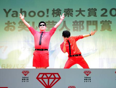 お笑い芸人部門賞に輝きポーズを決める８．６秒バズーカーのはまやねん（左）と田中シングル＝東京・虎ノ門ヒルズ（撮影・開出牧）