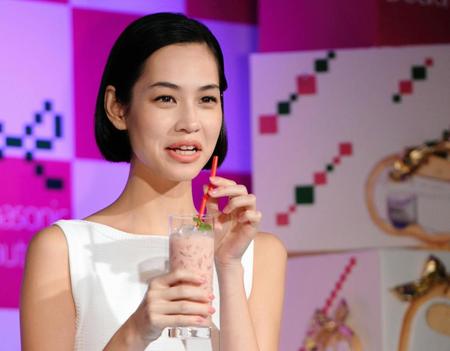 ８日のイベントで試飲した美肌ドリンクに“まずい”リアクションをする水原希子＝東京・六本木ヒルズ（撮影・開出牧）