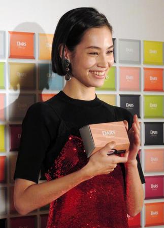 クリスマスをイメージした衣装で登場し笑顔でＰＲする水原希子＝東京・表参道ヒルズ