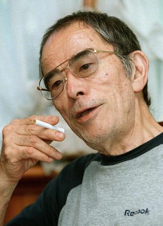 　インタビューに答える野坂昭如さん＝２０００年７月、東京都杉並区の自宅