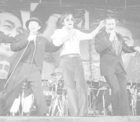 　１９７４年12月、「中年御三家」を結成し、コンサートを行った永六輔さん（右）、小沢昭一さん（左）と野坂昭如さん＝東京・日本武道館