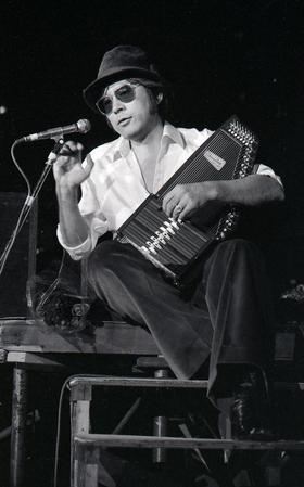 　１９７４年12月、ステージで歌う野坂昭如さん＝東京・日本武道館