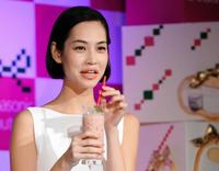 ８日のイベントで試飲した美肌ドリンクに“まずい”リアクションをする水原希子＝東京・六本木ヒルズ（撮影・開出牧）