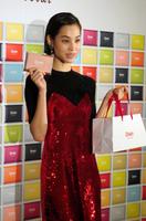 クリスマスをイメージした衣装で登場した水原希子＝東京・表参道ヒルズ