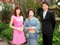 河竹黙阿弥氏の自宅にあった石灯籠を前に意気込みを語った（左から）大和悠河、波乃久里子、市川月乃助＝東京・歌舞伎座の屋上庭園