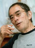 　インタビューに答える野坂昭如さん＝２０００年７月、東京都杉並区の自宅