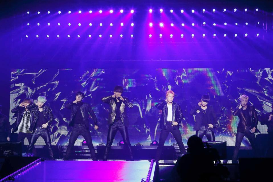 熱唱する防弾少年団