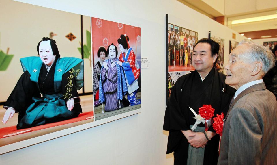 　数々の力作を鑑賞する中村雁治郎（左）と宮崎秀吉さん＝京都市南区、イオンモールＫＹＯＴＯ