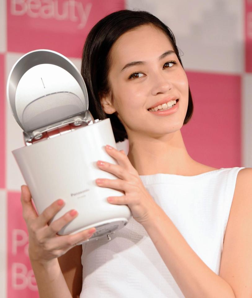 ８日のイベントで笑顔をふりまく水原希子＝東京・六本木ヒルズ（撮影・開出牧）