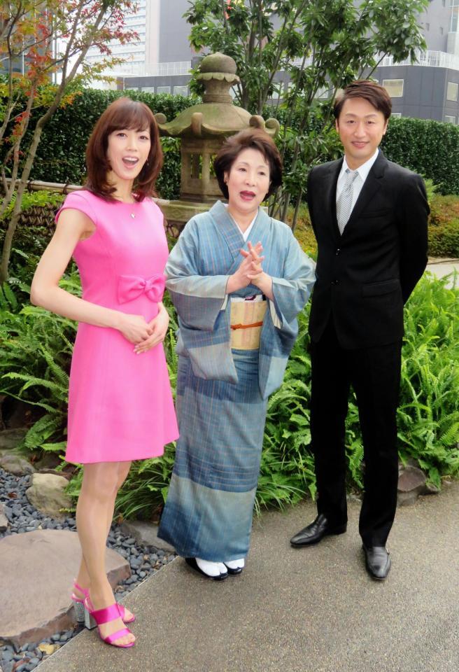 河竹黙阿弥氏の自宅にあった石灯籠を前に意気込みを語った（左から）大和悠河、波乃久里子、市川月乃助＝東京・歌舞伎座の屋上庭園