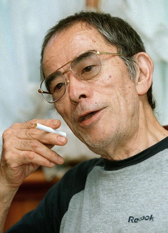 　インタビューに答える野坂昭如さん＝２０００年７月、東京都杉並区の自宅