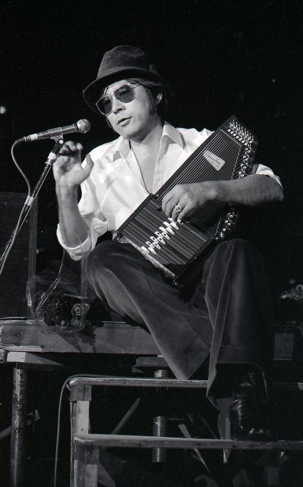 　１９７４年12月、ステージで歌う野坂昭如さん＝東京・日本武道館