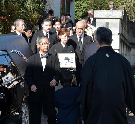 野坂昭如さんを見送る大勢の親族＝都内の野坂さん自宅（撮影・堀内翔）