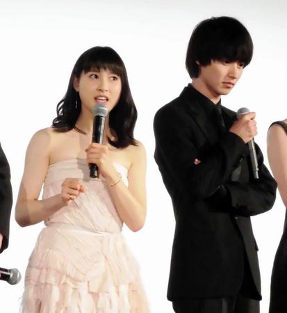 舞台あいさつに登場した土屋太鳳（左）と山崎賢人＝都内