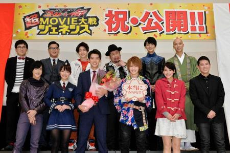 舞台あいさつする（後列左から左から）シソンヌのじろうと長谷川忍、稲葉友、ケンドーコバヤシ、山本涼介、柳喬之（前列左から）上遠野太洸、内田理央、竹内涼真、西銘駿、大沢ひかる、西村和彦＝東京・丸の内ＴＯＥＩ