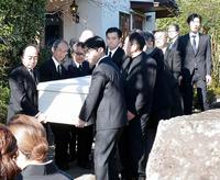 　野坂昭如さんのひつぎを運ぶ親族＝都内の野坂さん自宅