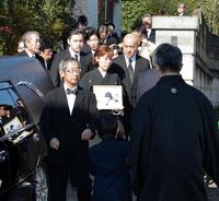 野坂昭如さんを見送る大勢の親族＝都内の野坂さん自宅（撮影・堀内翔）
