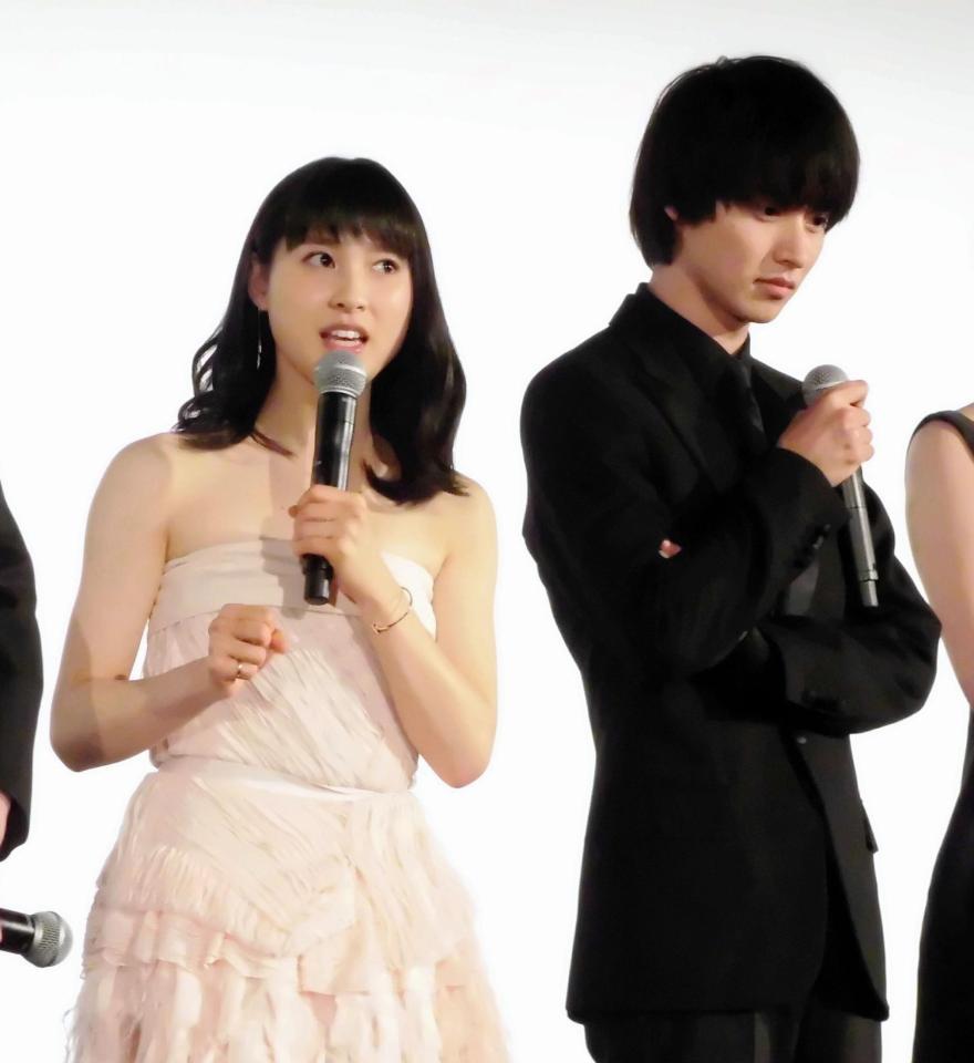 舞台あいさつに登場した土屋太鳳（左）と山崎賢人＝都内